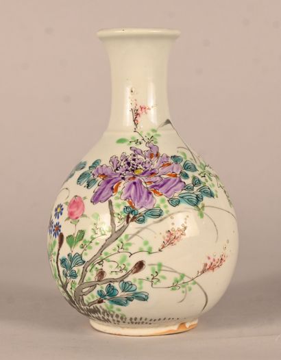 Vase chinois en porcelaine émaillée à décor...