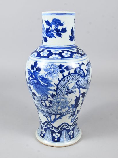 Large Chinese blue and white porcelain vase...