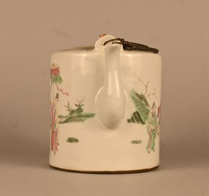 Théière chinoise en porcelaine famille rose...