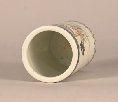 Pot à pinceaux en porcelaine à décor polychrome,...