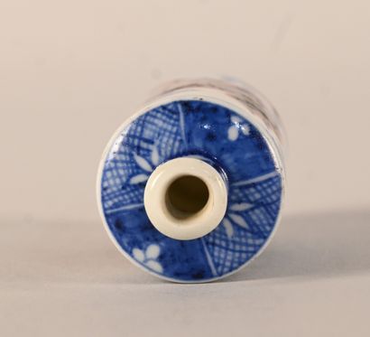 Blue and red polychrome porcelain Snuff bottle,...