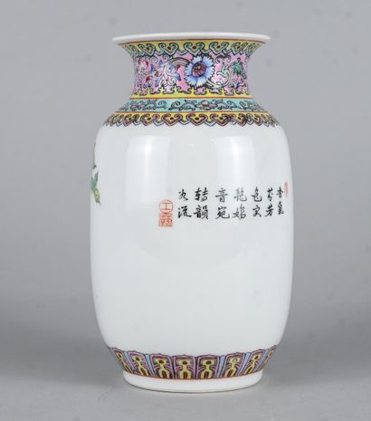Vase en porcelaine chinoise à décor de paon...