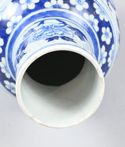 Large Chinese blue and white porcelain vase...