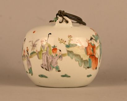 Théière en porcelaine Famille Rose avec anse...