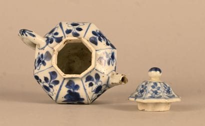 Théière octogonale en porcelaine bleu et...
