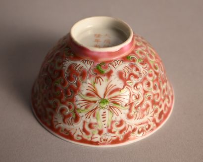 Bol en porcelaine à décor polychrome, marque...