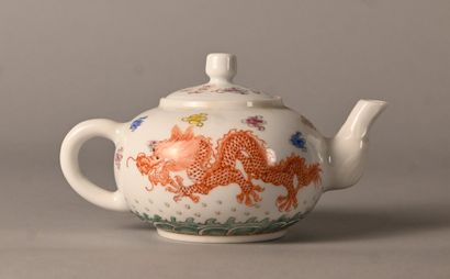 Famille rose dragon porcelain teapot, China,...