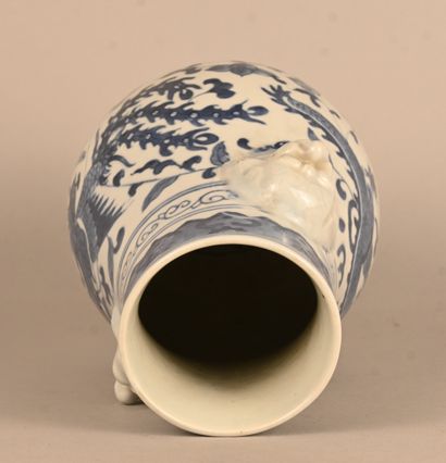 Vase en porcelaine chinoise bleu et blanc...
