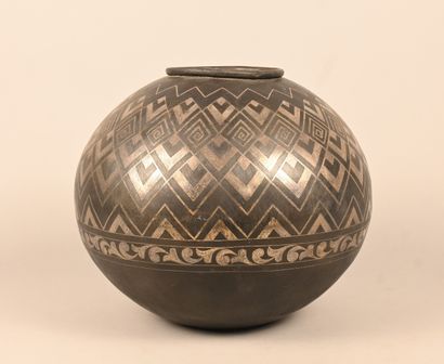 Vase sphérique en métal à décor géométrique...