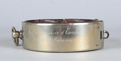 Metal dog collar with engraved inscription,...