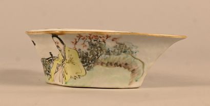 Coupelle en porcelaine chinoise, marque apocryphe,...