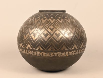 Vase sphérique en métal à décor géométrique...