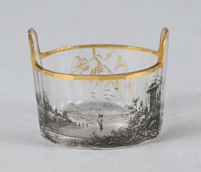Coupe miniature en verre émaillé à décor...