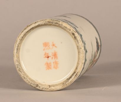 Pot à pinceaux en porcelaine à décor polychrome,...