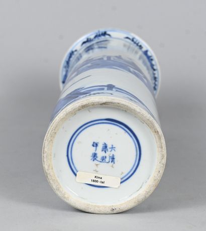 Vase cylindrique en porcelaine bleu et blanc,...