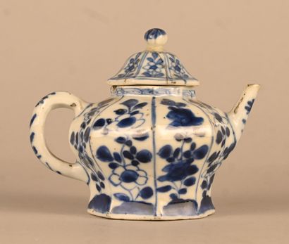 Théière octogonale en porcelaine bleu et...