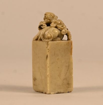 Sceau chinois en stéatite surmonté d’un lion...