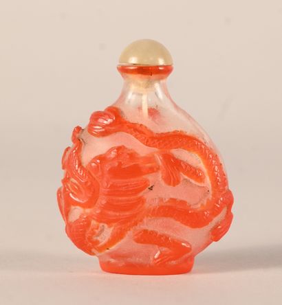 Peking glass snuff bottle with dragon motif,...