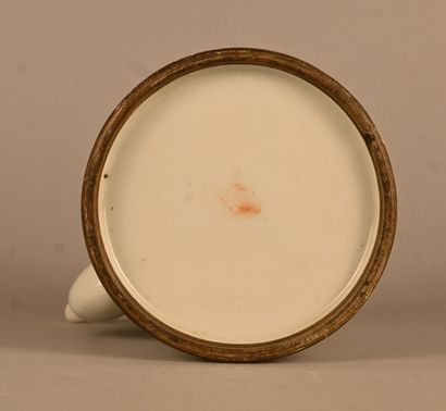 Théière chinoise en porcelaine famille rose...