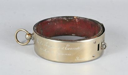 Metal dog collar with engraved inscription,...