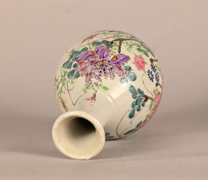 Vase chinois en porcelaine émaillée à décor...