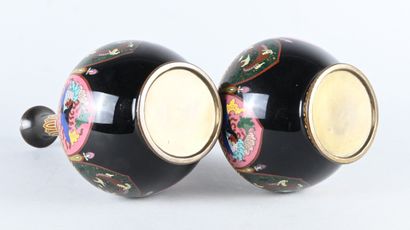 Paire de vases en cloisonné japonais à décor...