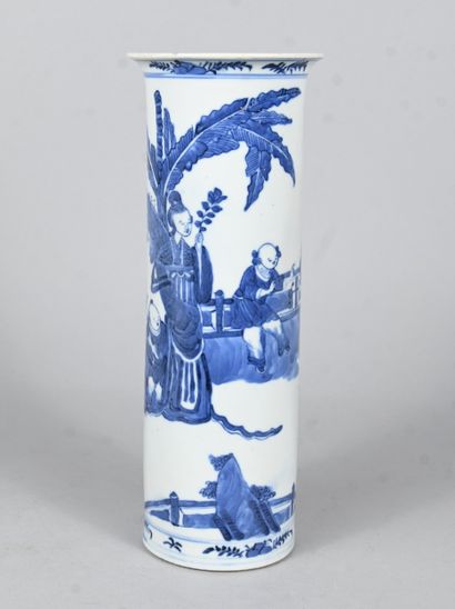 Vase cylindrique en porcelaine bleu et blanc,...