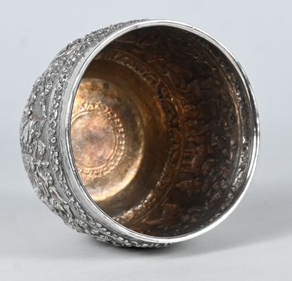 Solid repoussé silver bowl - Bali (Indonesia)...