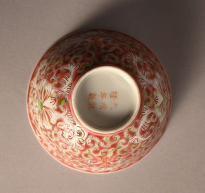 Bol en porcelaine à décor polychrome, marque...