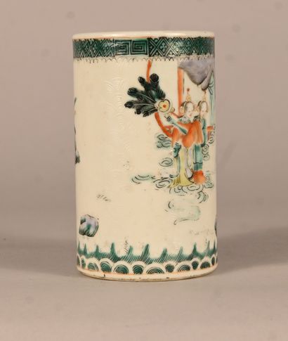 Pot à pinceaux en porcelaine à décor polychrome,...