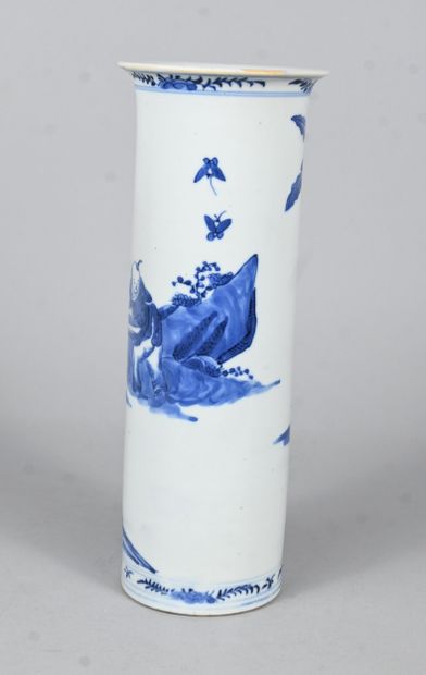 Vase cylindrique en porcelaine bleu et blanc,...