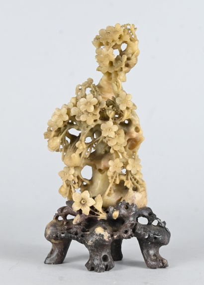 Sculpture florale ajourée en stéatite sur...