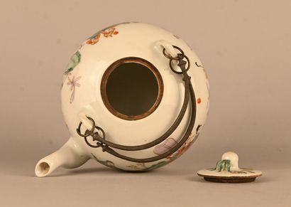 Théière en porcelaine Famille Rose avec anse...