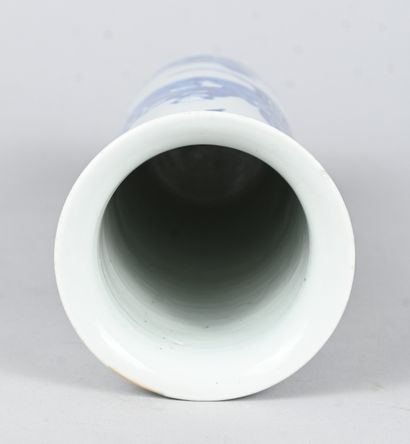 Vase cylindrique en porcelaine bleu et blanc,...