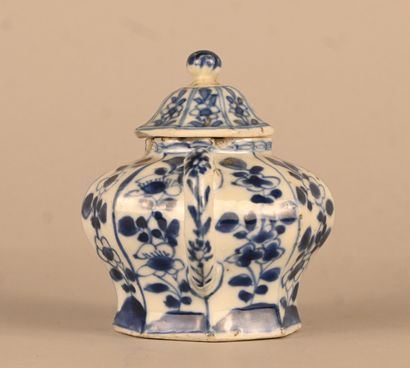 Théière octogonale en porcelaine bleu et...