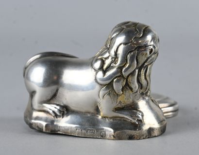 Boîte en argent massif en forme de lion,...