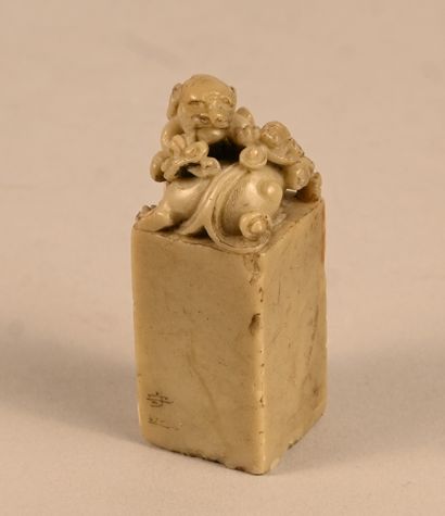 Sceau chinois en stéatite surmonté d’un lion...