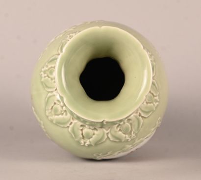 Vase balustre en porcelaine céladon à décor...
