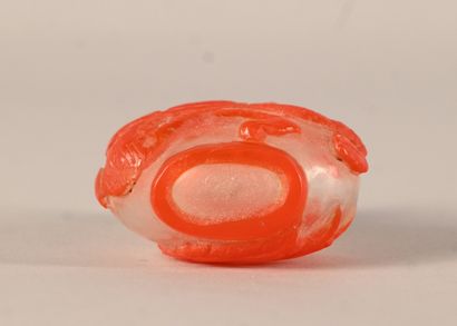 Peking glass snuff bottle with dragon motif,...