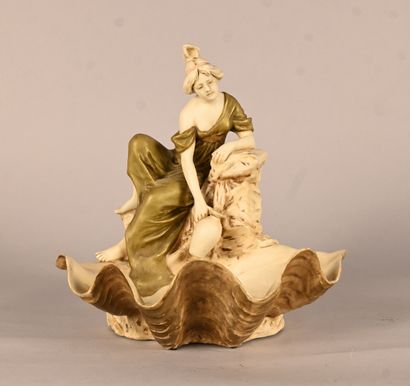 Royal Dux - Jeune femme à la coquille, Art...