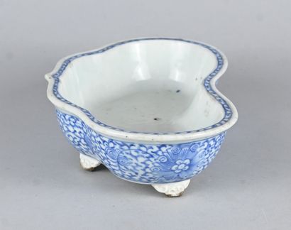 Coupe lobée en porcelaine chinoise bleu et...