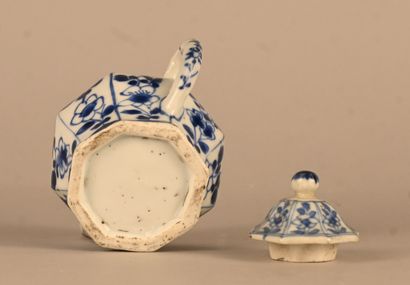 Théière octogonale en porcelaine bleu et...