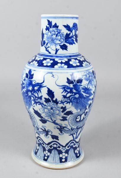 Large Chinese blue and white porcelain vase...