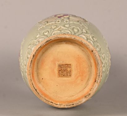 Vase balustre en porcelaine céladon à décor...