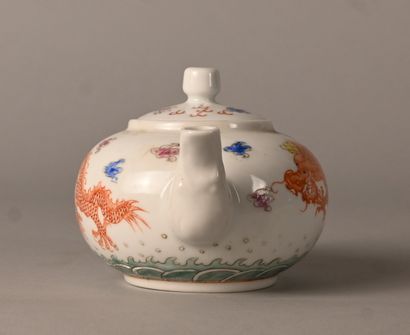 Famille rose dragon porcelain teapot, China,...