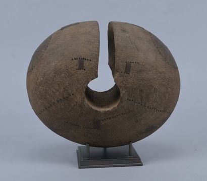 Tutsi archer's bracelet in wood with copper...