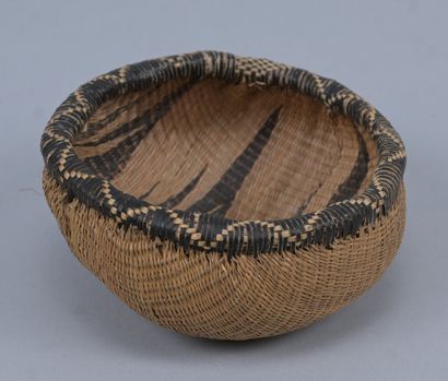 Small Tutsi bowl in fine wickerwork - Rwanda,...