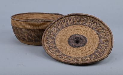 Large covered Tutsi bowl in braided raffia...