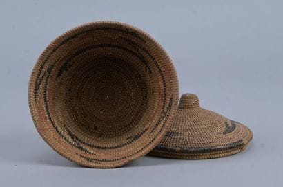 Small Tutsi agaseke in braided raffia - Rwanda...