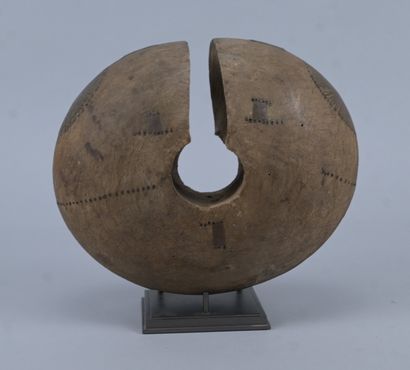 Tutsi archer's bracelet in wood with copper...
